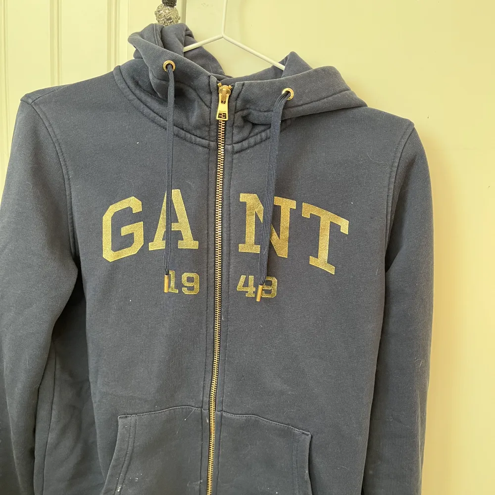 Säljer denna Gant hoodie pga den blivit för liten. Använt några gånger men inget som märks. Super mjuk och fin!. Hoodies.