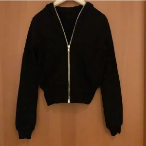 Opium rick drkshdw full zip - En riktigt jävla snygg rick zip jag köpt här på plick men som var för liten på mig(k0pia av riktigt bra kvalité👍)skickar inom 12-24 timmar oftast😊 Skriv vid intresse pris kan diskuteras vid snabb affär👌 bilder lånade från @1x.hampus 