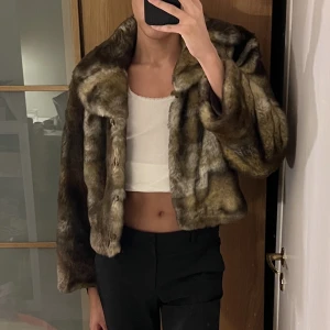 Pälsjacka - Säljer nu denna snygga pälsjacka, den är köpt vintage och det är fuskpäls! <33