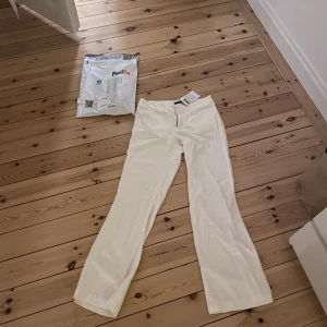 Linnebyxor Brandy Melville - Säljer dessa supernajs linnebyxor från brandy som är utsvängda och lågmidjade. Säljer för att de tyvärr inte passade mig. Nypris: 400 