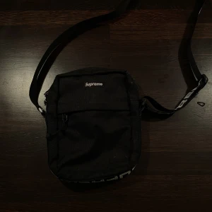 Supreme väska (modell ss18) Äkta - Väskans tyg där fram är lite sliten men de synns inte om man inte  kollar noga. (7/10), Köpte för 1800kr.  Skriv för fler bilder! Vill bli av med den