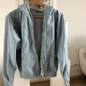 Zip tröja brandy melville - Färgen visas bäst på sista bilden!💙Perfekt till vår och sommar. Köpt nyligen från Brandy melville men kom inte till användning. Lite oversize onesize, som en S-M