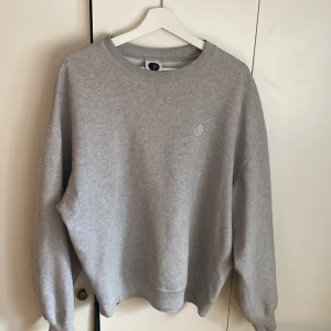 Polar skate co. Crewneck - Säljer min gråa polar crewneck. Bra condition. 
