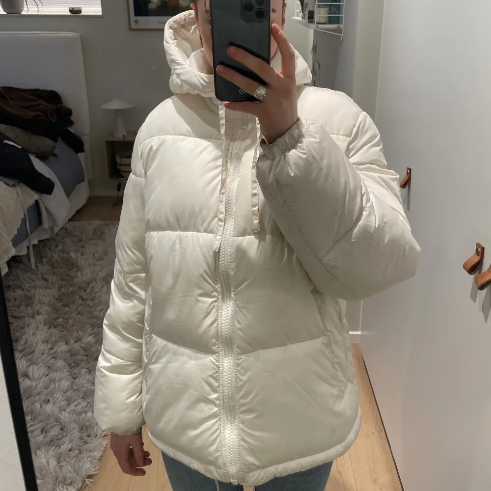 Super fin fjällräven likande dunjacka från hm. Säljer då den ej kommer till användning längre. Slutsåld på hemsidan!. Takit.