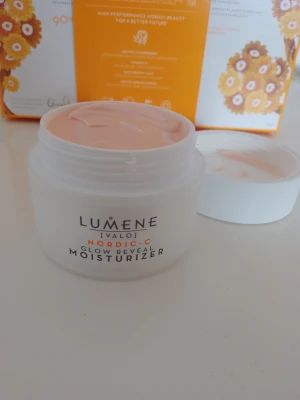 Lumine day creme - Endast testad av krämen i locket, så burken är orörd!