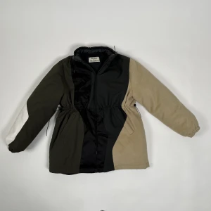 Acne Studios Jacka - Vinterjacka med dragsko i midjan. Från Acne Studios! 