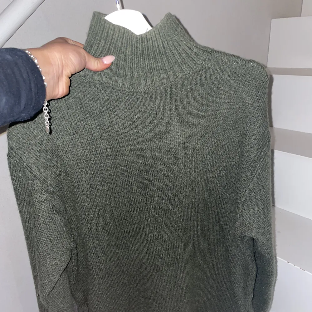 Jättefin, varm stickad tröja i mörkgrön från hm med hög hals🐸☘️🌳!!  Endast använd vid få tillfällen.. Stickat.