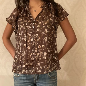 Jätte söt blus  - Gullig små genomskinlig brun blus med blommig detaljer