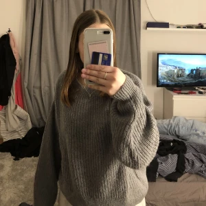 Grå stickad tröja - Jätte fin grå stickad tröja från h&m men säljer den då jag it använder den🤍