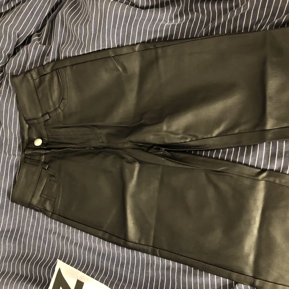 Svarta skinnbyxor från Shein, helt oanvända🤍. Jeans & Byxor.