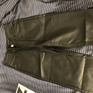 Skinnbyxor - Svarta skinnbyxor från Shein, helt oanvända🤍