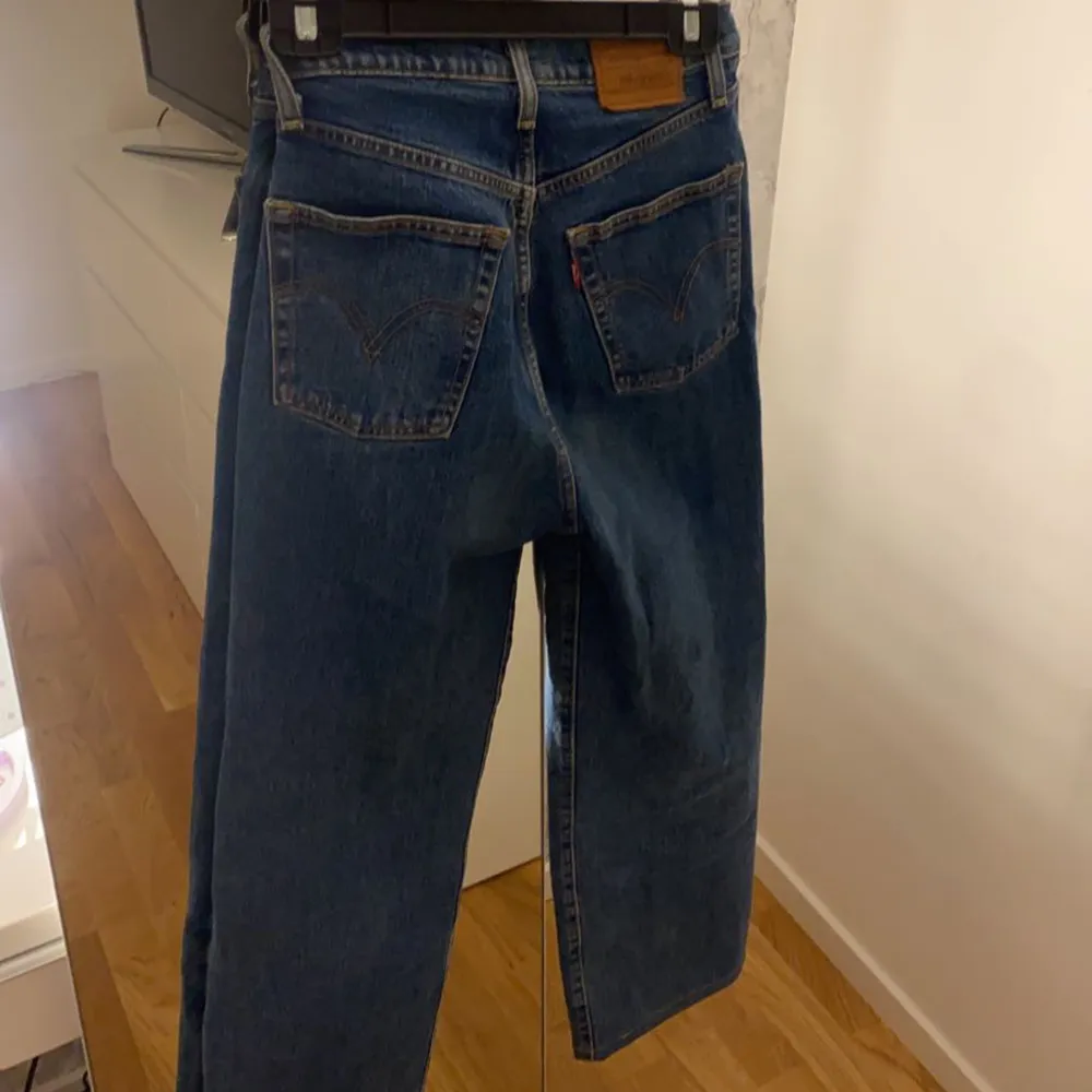 Nästan helt oanvända Levis Jeans i storlek W25 L26/27. Säljer dom för att jag beställde fel storlek och inte kunnat använda dom! 💓Vid intresse kan jag skicka mer bilder om det önskas!🫶🏼 ANVÄND KÖP DIREKT. Jeans & Byxor.