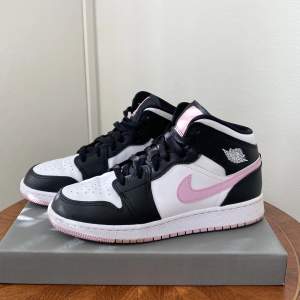 Säljer nu mina Jordan 1 mid i färgen Arctic Pink, köpta på Southsoles på Instagram. Skorna är använda fåtal gånger, så forfarande i bra skick! Säljer då de inte längre kommer till användning. Kartongen till skorna finns dessvärre inte kvar. Nypris 1799:-