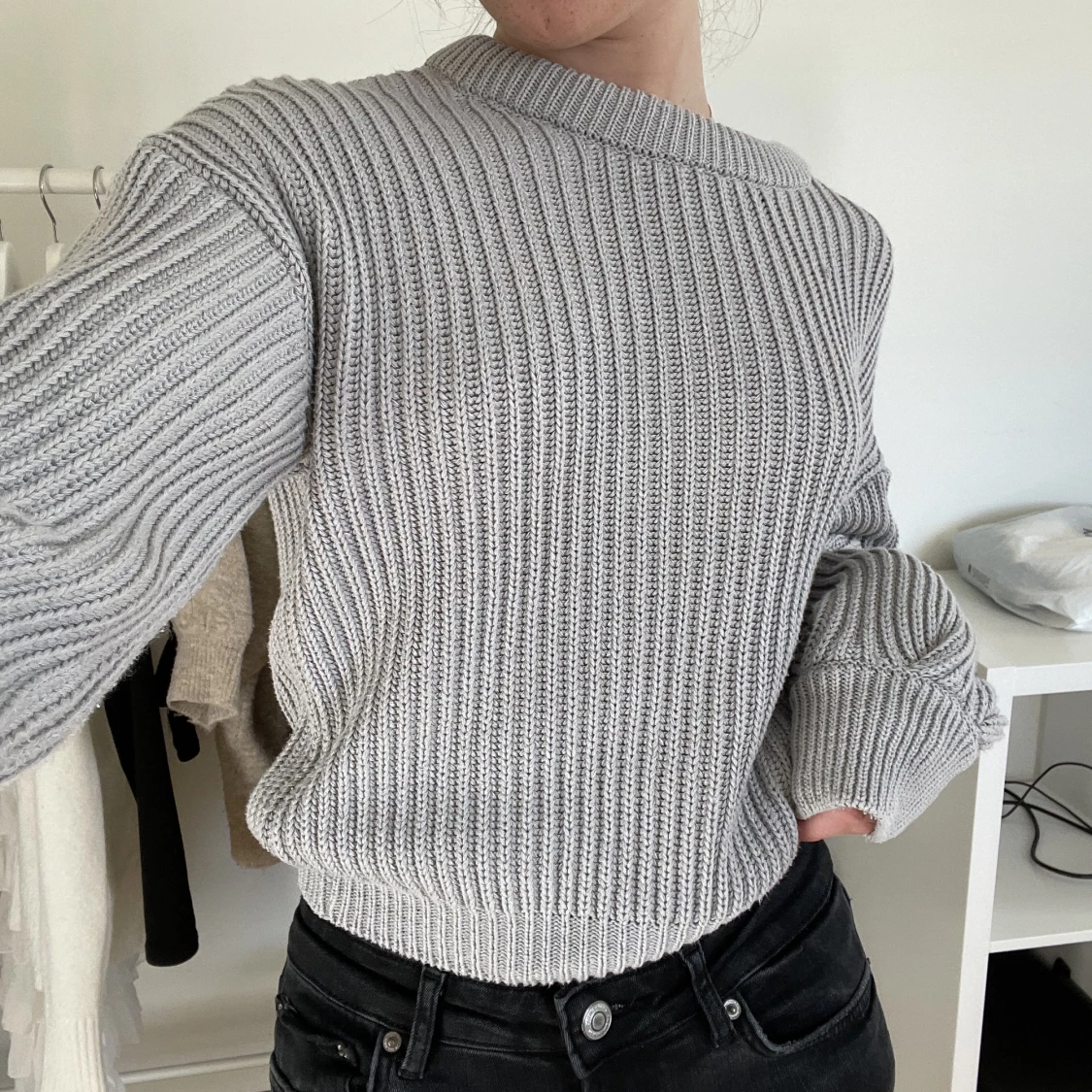 Grå stickad tröja