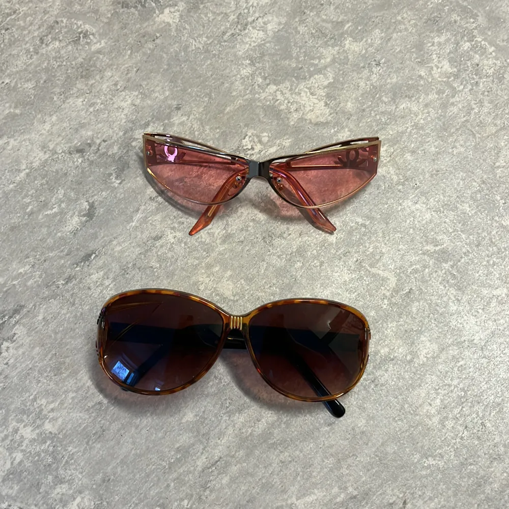 2 par solglasögon i fint skick. Dom bruna är helt oanvända endast testade. Säljes för 40kr styck eller 60kr för båda . Accessoarer.