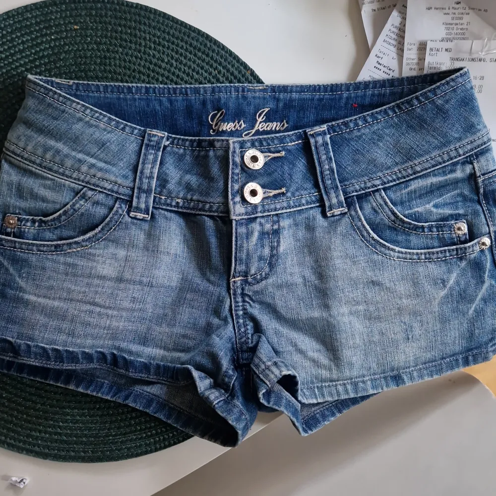 Äkta jeansshorts från GUESS. Köpta i USA. Nyskick!!  Frakt 43kr Midjemått 25cm Kan ej skicka bild med dem på pga de är för små för mig. Jeans & Byxor.