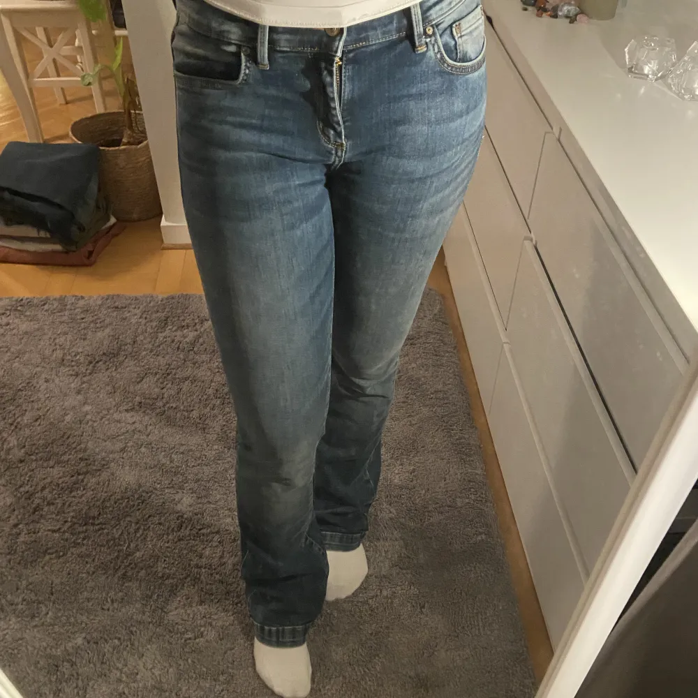 Lågmidjade jeans från LTB i storlek 27/32. Har gått sönder på ett ställe (se bild) men är annars i väldigt bra skick. . Jeans & Byxor.
