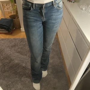 Lågmidjade jeans  - Lågmidjade jeans från LTB i storlek 27/32. Har gått sönder på ett ställe (se bild) men är annars i väldigt bra skick. 