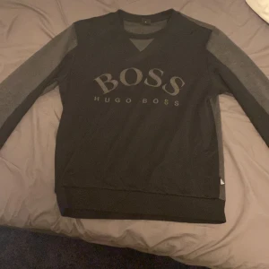 Hugo boss tröja strlk M - Säljer min hugo boss tröja. Den är i jättefint skick och har bara använts ett fåtal gånger.