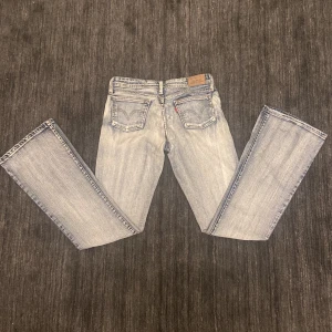 Jätte snygga lowrise bootcut Levis jeans!! - De är jätte fina och är lowrise och bootcut! De har tyvär lite bleknings fläckar som man kan se på bilden men de är inte något som märks särskilt mycket, annars är de i perfekt skick.  Mått: Benmått:104 cm Inerbensmått:82 cm Midjemått:72 cm