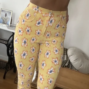 Blommiga byxor  - Världens finaste blommiga byxor i gul Manchester 🌼 Stretchigt material 