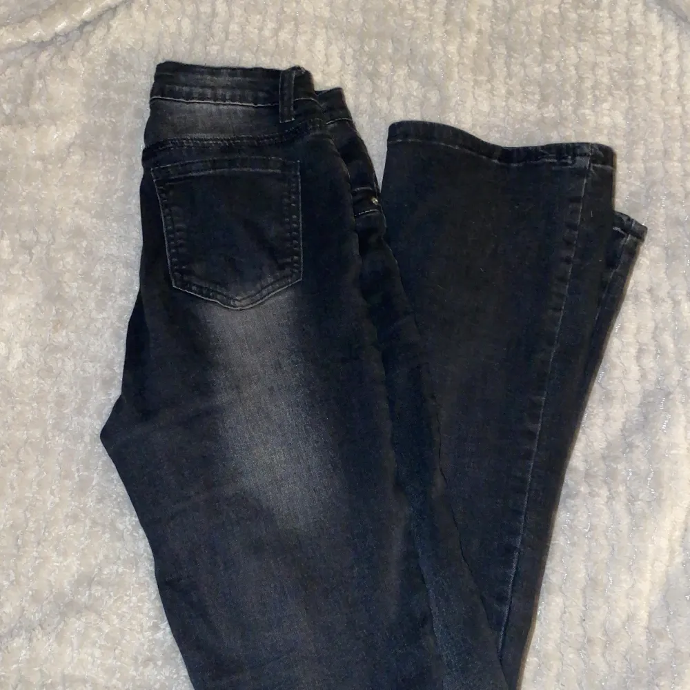 Säljer mina svarta jeans då de är för små, bra skick o knappt använda. De är breda vid fötterna. . Jeans & Byxor.