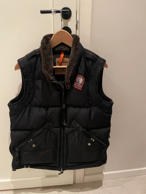 Parajumper väst - Parajumper väst, storlek M. Skick 8/10. Änvänd varsamt.