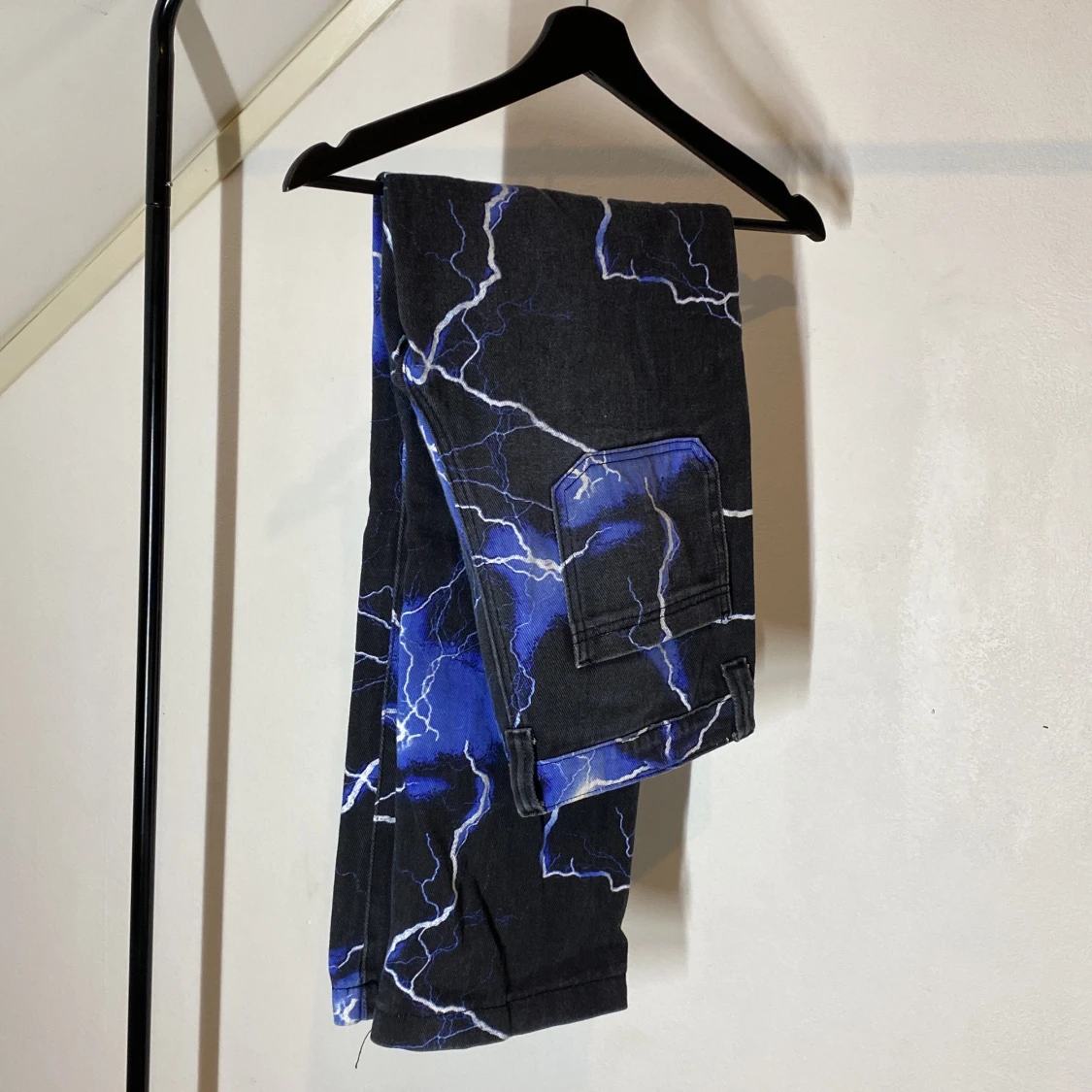 Jaded london jeans med blåa blixtar - 90