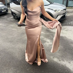 Balklänning - En otroligt fin klänning köpt på diamar brud och fest klänningar. Den är oskadd och är nytvättad. Har bara använt en gång. Den är i storlek 32-34.