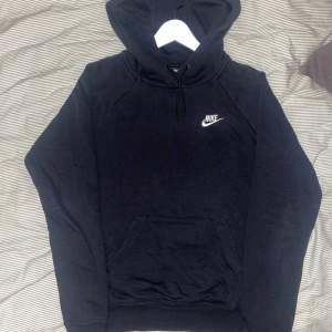 Svart Nike hoodie i storlek s.