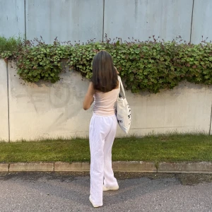 Linnebyxor  - Säljer mina jättefina linnebyxor som tyvärr inte kommer till användning längre😔Bra längd på mig som är 170 cm lång💞