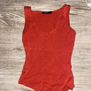 Röd body - Röd body frå Nelly