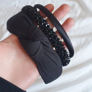 Diadem  - Jag säljer 3 st jättefina diadem tillsammans! Dem är knappt använda och kommer aldrig till användning💕