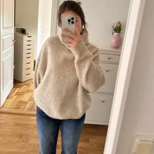 Supermysig stickad tröja - Säljer denna superfina stickade tröja! Har vikt in den på de första 2 bilderna, ni ser orginallängden på den sista bilden. Säljer för 100kr + frakt. Står ingen storlek men passar S-XL beroende på önskad passform. Hör av er vid frågor 😇❤️