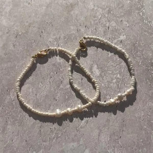 Armband pärlor - ALMA armband. 60 kr. GRATIS FRAKT. Beställ på instagram @fromleelima 🤍🌩🦢