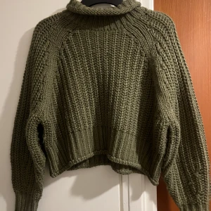 Stickad tröja  - Stickad tröja i grön färg, storlek xs men passar även S. Materialen sticks inte. Inga skador, håller varm.