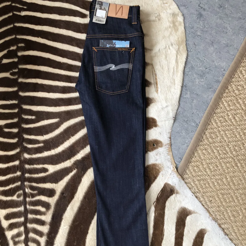 Säljer ett par helt nya nudie jeans Strl w28 L32 Prislappar och allt sitter på, bara testade nypris 999kr. Jeans & Byxor.