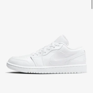 Air Jordan 1 - Intressekoll på mina helvita jordans, de är relativt använda men kan absolut tvätta de innan jag skickar dem isåfall 🙏🏼💘 köpte dom i höstas för 1349kr på Nikes hemsida 💗💗💗 Säljer då de börjar bli för små, pris kan diskuteras!!!