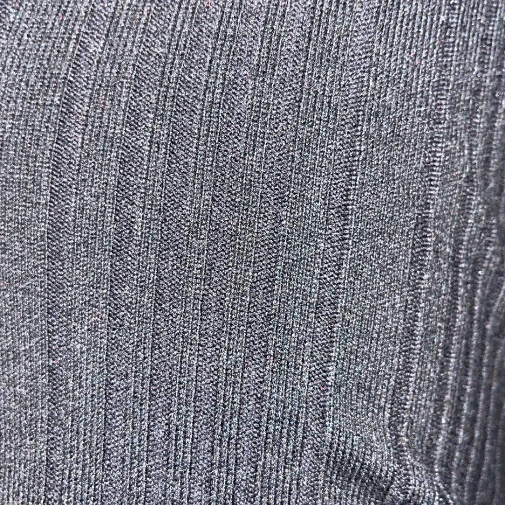 Säljer dessa jätte fina stickade byxor ifrån Gina tricot. Det är lite bootcut på dem🥰 Storlek Xs💗 Köparen står för frakten💗💗. Jeans & Byxor.