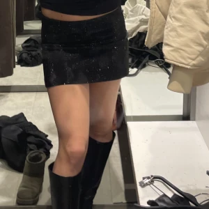 Svart glittrig mini-skirt från zara - SÅLD för direktpris 280kr