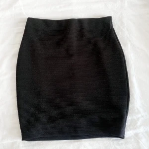 Svart kjol - Svart kjol som är ”ribbad” på snedden. Skönt material, säljs då den är lite stor i midjan då jag brukar ha 32-34.  Pris kan diskuteras 🫶🏼