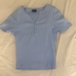 Blå tröja - Fin blå tröja som sitter tight(formfitting) använd fåtal gånger eftersom den inte riktigt är min stil