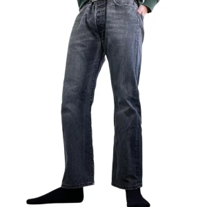 32/34 Levi’s 501 Jeans  - 32/34, använda men bra skick och inget slitage, sitter baggy på mig (181cm,70kg) nypris: 1000kr, kontakta gärna för fler bilder! 😄