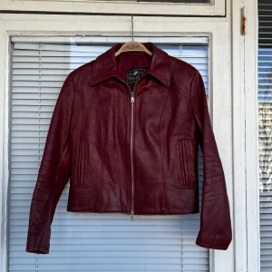 VINTAGE LÄDERJACKA - Läderjacka i fint skick säljes. Äkta läder från märket Vera Pelle. Strl: M, upplevs dock mer som en S.   Pris: 350 kr, kan fraktas för 69 kr (spårbart) som köparen står för, vid snabb affär kan priset diskuteras. 