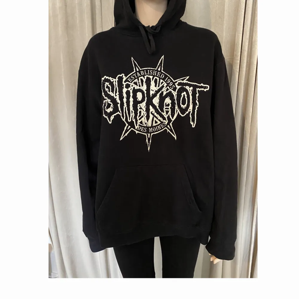 Slipknot hoodie köpt på EMP 2018! Den har använts några gånger men är fortfarande i bra skick, trycket är fint!☺️Nypris 669 kr!. Hoodies.