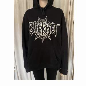 Slipknot hoodie köpt på EMP 2018! Den har använts några gånger men är fortfarande i bra skick, trycket är fint!☺️Nypris 669 kr!