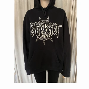 Slipknot ”Goat reaper” hoodie - Slipknot hoodie köpt på EMP 2018! Den har använts några gånger men är fortfarande i bra skick, trycket är fint!☺️Nypris 669 kr!