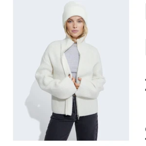 Stickad tröja - Stickad tröja från Bikbok, aldrig använd. 