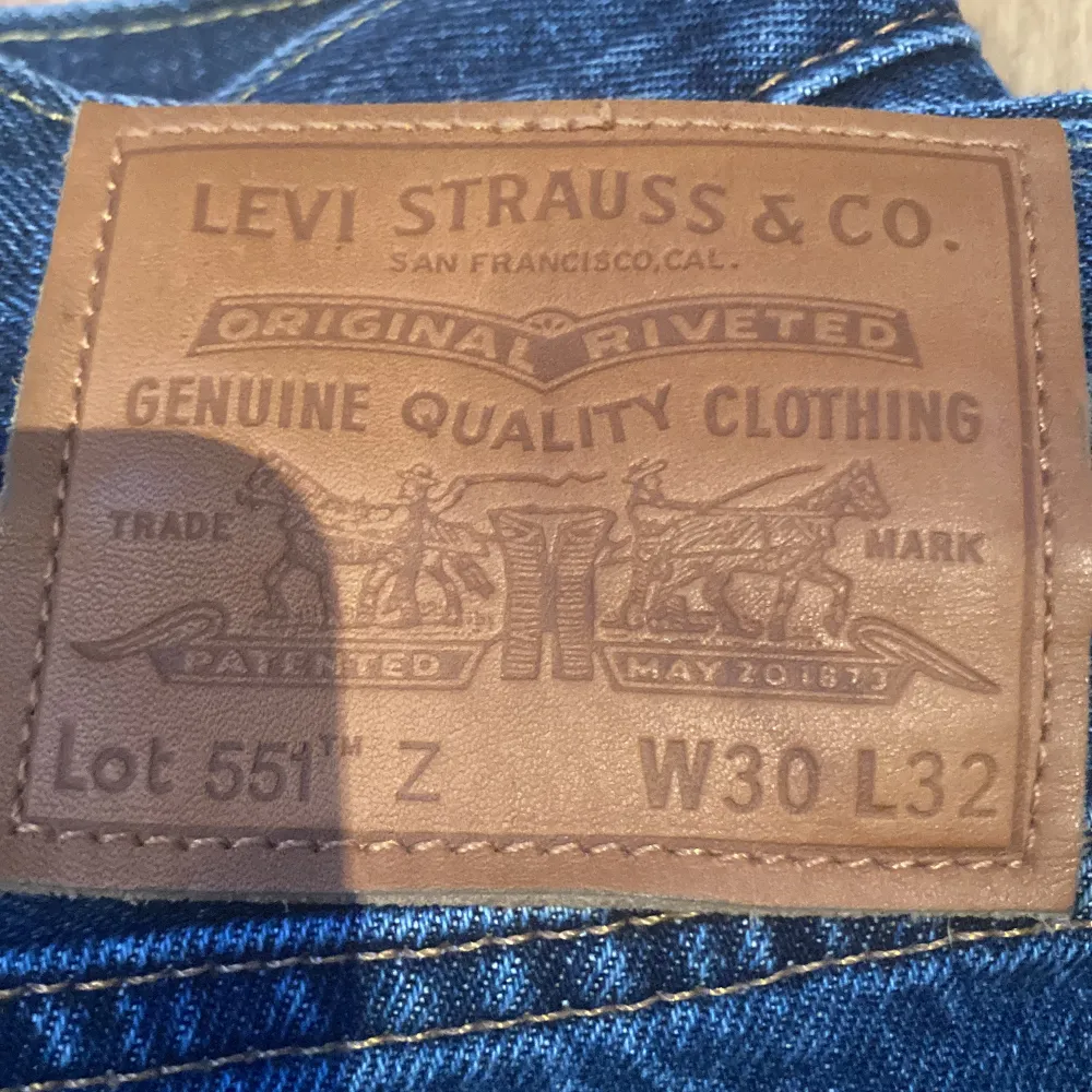 Levis Jeans Lot 551Z  Bra skick och har använt den bara ett fåtal gånger  W30 L32 säljer på grund av att dem är för små och inte min still. Jeans & Byxor.
