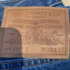 Levis Jeans Lot 551Z  Bra skick och har använt den bara ett fåtal gånger  W30 L32 säljer på grund av att dem är för små och inte min still